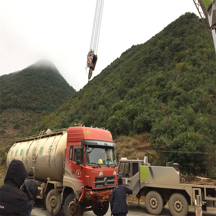 相山道路救援大型车辆吊装